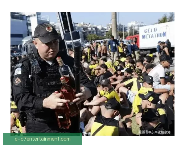 乌拉圭球员赛后与球迷发生冲突暴力行为引发争议和热议 乌拉圭球员赛后与球迷发生冲突暴力行为引发争议和热议